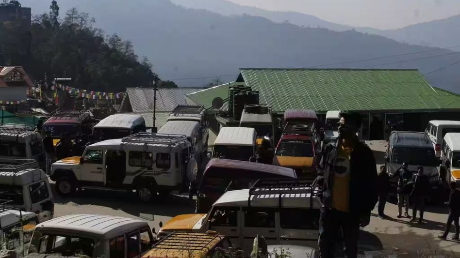 শিলিগুড়ি থেকে সিকিম যাওয়ার গাড়ি ভাড়া লাফিয়ে বাড়ছে, কেন? চরম দুর্ভোগে ট্যুরিস্টরা শিলিগুড়ি থেকে সিকিম যাওয়ার গাড়ি ভাড়া লাফিয়ে বাড়ছে, কেন? চরম দুর্ভোগে ট্যুরিস্টরা