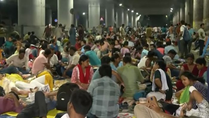 রাতভর বিকাশ ভবনের সামনেই অবস্থান করলেন চাকরিহারা শিক্ষক-শিক্ষিকারা