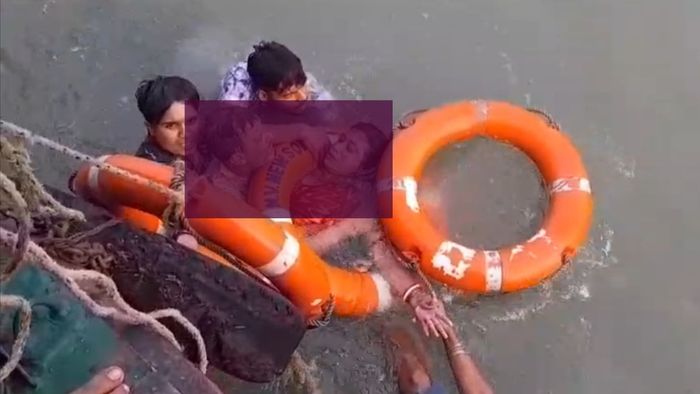 লঞ্চ থেকে মাঝগঙ্গায় ঝাঁপ দম্পতির, তারপর যা হল...