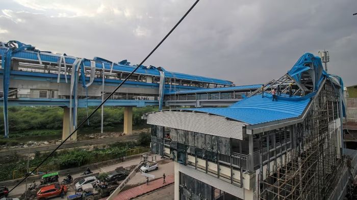দিল্লিতে প্রবল বৃষ্টিতে নির্মাণাধীন ভবনের দেওয়াল ধসে ৩ জনের মৃত্যু