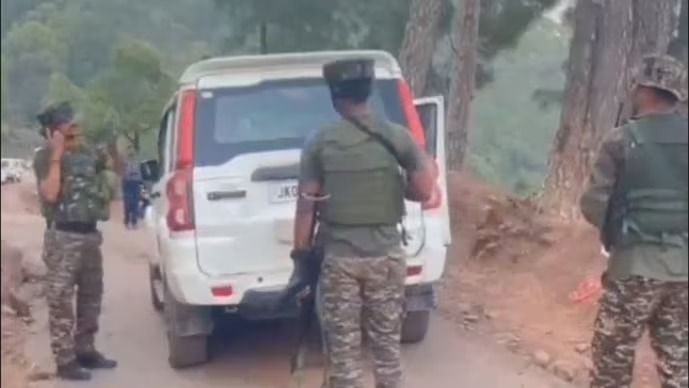 গোটা এলাকা ঘিরে রাখা হয়েছে।