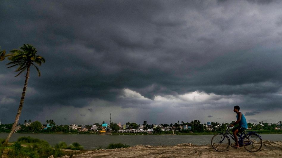 বঙ্গোপসাগরে ঘনাচ্ছে নিম্নচাপ, ৪ জেলায় টানা ভারী বৃষ্টির সতর্কবার্তা হাওয়া অফিসের বঙ্গোপসাগরে ঘনাচ্ছে নিম্নচাপ, ৪ জেলায় টানা ভারী বৃষ্টির সতর্কবার্তা হাওয়া অফিসের