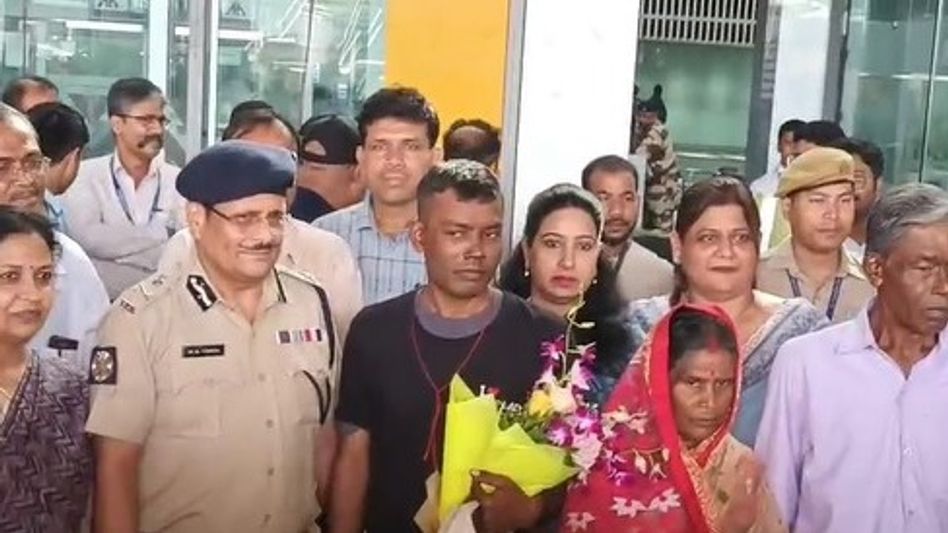এভারেস্টের শিখর ছুঁয়ে রেকর্ড কলকাতা পুলিশের কনস্টেবলের, বিমানবন্দরে রিসিভ করলেন স্বয়ং সিপি এভারেস্টের শিখর ছুঁয়ে রেকর্ড কলকাতা পুলিশের কনস্টেবলের, বিমানবন্দরে রিসিভ করলেন স্বয়ং সিপি