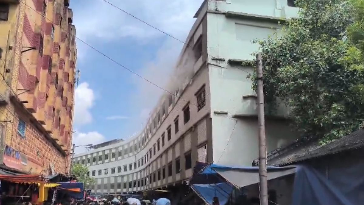 হাওড়ার মঙ্গলহাটে বহুতলে আগুন, কী করে লাগল?