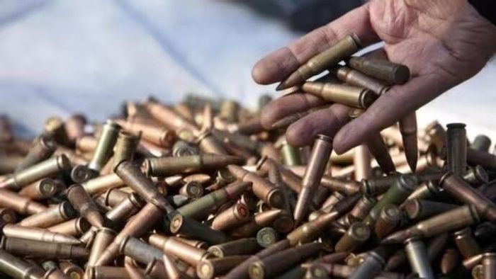 ধর্মতলায় বাস থেকে নামতেই পাকড়াও, যুবকের ব্যাগ থেকে যা বেরিয়ে পাওয়া গেল