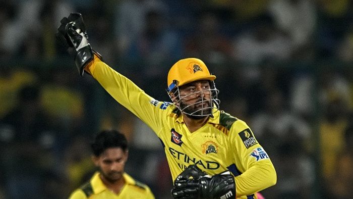 নয়াদিল্লির অরুণ জেটলি স্টেডিয়ামে চেন্নাই সুপার কিংস এবং রাজস্থান রয়্যালসের মধ্যে ইন্ডিয়ান প্রিমিয়ার লিগ (আইপিএল) টি-টোয়েন্টি ক্রিকেট ম্যাচ চলাকালীন বল ছুঁড়ে মারছেন এমএস ধোনি