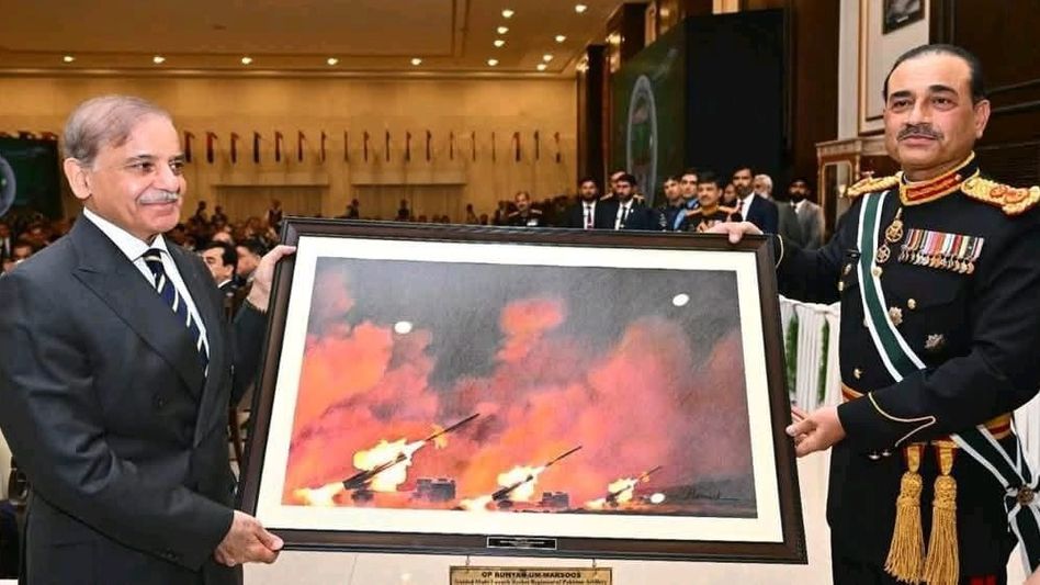 চিনের সেনা মহড়ার ছবি, মুনির ভারতের বলে চালিয়ে দিলেন, গিফট পেয়ে 'বোকা' শেহবাজ চিনের সেনা মহড়ার ছবি, মুনির ভারতের বলে চালিয়ে দিলেন, গিফট পেয়ে 'বোকা' শেহবাজ