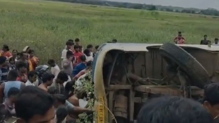 বাস উল্টে দুর্ঘটনা।