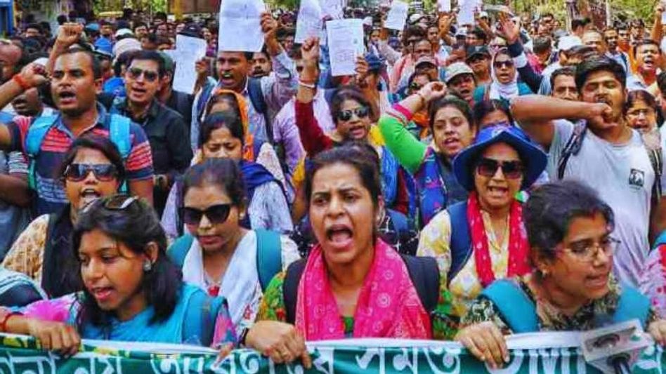 বন্ধ বেতন-পরীক্ষা দেওয়ারও সুযোগ নেই, হাইকোর্টও খালি হাতে ফেরাল 'অযোগ্য' শিক্ষকদের বন্ধ বেতন-পরীক্ষা দেওয়ারও সুযোগ নেই, হাইকোর্টও খালি হাতে ফেরাল 'অযোগ্য' শিক্ষকদের