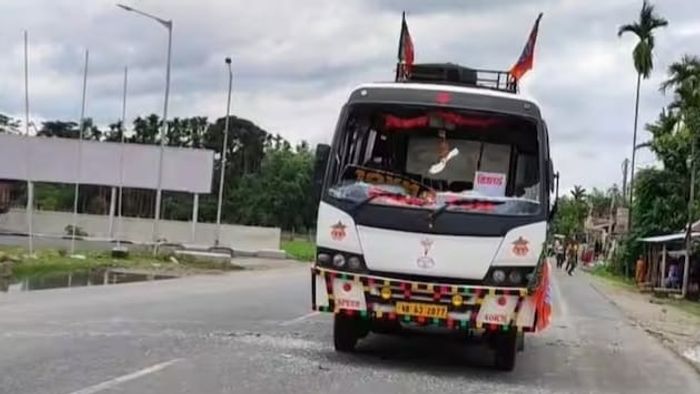 মোদীর সভায় যাওয়ার পথে BJP-র উপর হামলা, বাস ভাঙচুর; দিনহাটা-শীতলকুচিতে সংঘর্ষ