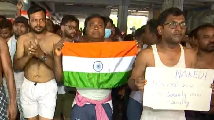 চাকরিহারাদের মিছিল ঘিরে উত্তেজনা শিয়ালদায়।