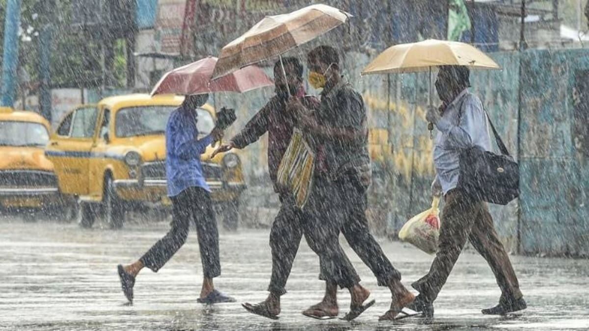 ৪৮ ঘণ্টায় প্রবল বৃষ্টিপাতের পূর্বাভাস, ৩-৪ দিনে বদলাবে দুই বঙ্গের আবহাওয়া