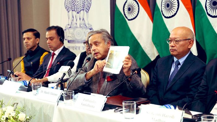 শশী থারুরের বক্তব্যের পরেই পাকিস্তান নিয়ে আগের বিবৃতি প্রত্যাহার করল কলম্বিয়া। ॥