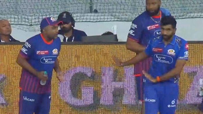 জয়বর্ধনের সঙ্গে বুমরা