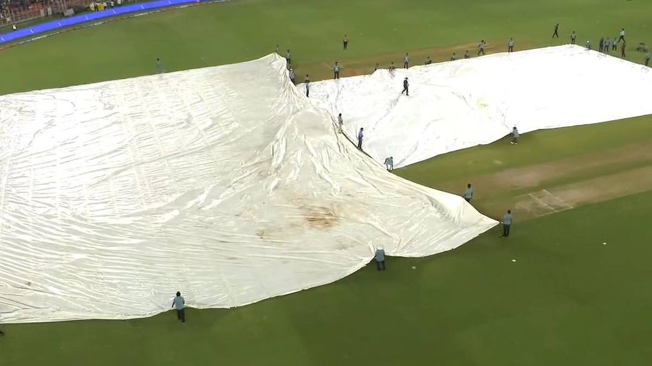 ইডেন থেকে আহমেদাবাদে ম্যাচ সরিয়েও পিছু ছাড়ল না বৃষ্টি, ভেস্তে গেলে কারা ফাইনালে? ইডেন থেকে আহমেদাবাদে ম্যাচ সরিয়েও পিছু ছাড়ল না বৃষ্টি, ভেস্তে গেলে কারা ফাইনালে?