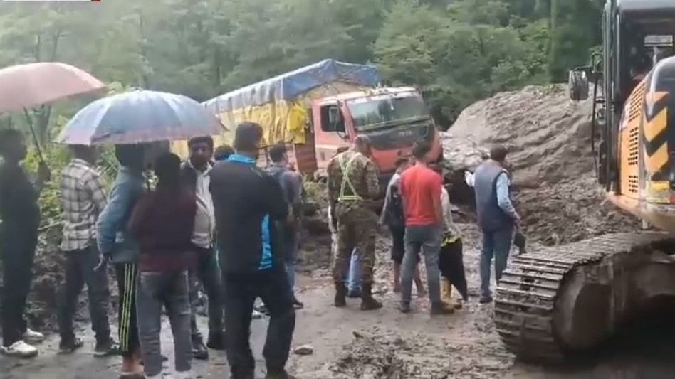 সিকিমে বড় দুর্ঘটনা, মিলিটারি ক্যাম্পে ধস নেমে মৃত ৩ জওয়ান, নিখোঁজ অনেকে সিকিমে বড় দুর্ঘটনা, মিলিটারি ক্যাম্পে ধস নেমে মৃত ৩ জওয়ান, নিখোঁজ অনেকে
