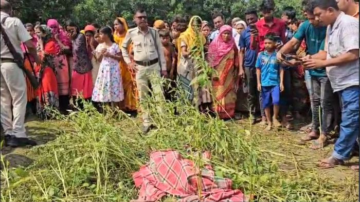 যুবতীর গলা কাটা অর্ধনগ্ন মৃতদেহ উদ্ধার ঘিরে চাঞ্চল্য ছড়াল।