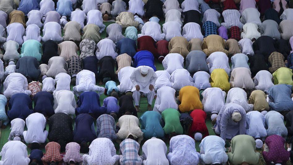 দেশজুড়ে পালিত হচ্ছে বকরি ইদ, কেন এই পরবে কোরবানি দেন মুসলিমরা? দেশজুড়ে পালিত হচ্ছে বকরি ইদ, কেন এই পরবে কোরবানি দেন মুসলিমরা?