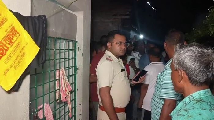 ভাড়াবাড়িতে কম্বলে জড়ানো মহিলার পচাগলা দেহ