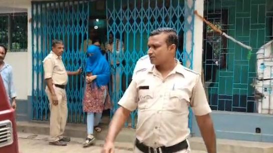 গ্রেফতার যুবতী।