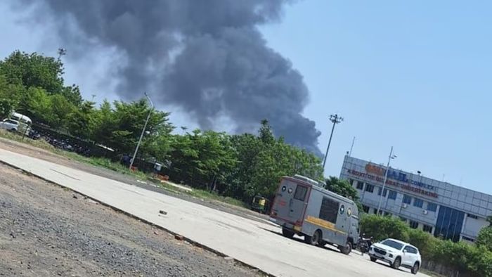 ধোঁয়ায় ঢেকে গিয়েছে আকাশ।