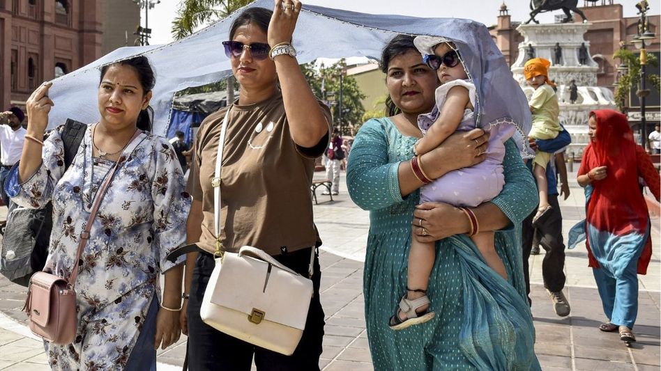 দিনভর মেঘলা আকাশে উইকএন্ডে বাড়বে গুমোট গরম, স্বস্তির ঝড়বৃষ্টি কবে? দিনভর মেঘলা আকাশে উইকএন্ডে বাড়বে গুমোট গরম, স্বস্তির ঝড়বৃষ্টি কবে?