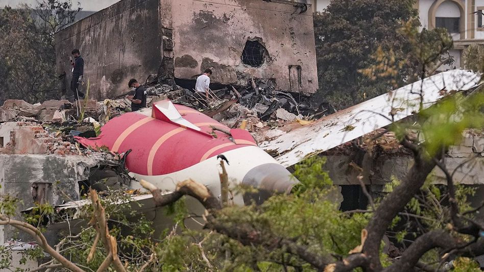 চা-এর দোকানে শুয়ে ছিল নাবালক, বিমান আছড়ে পড়তেই অগ্নিগদ্ধ হয়ে মৃত্যু চা-এর দোকানে শুয়ে ছিল নাবালক, বিমান আছড়ে পড়তেই অগ্নিগদ্ধ হয়ে মৃত্যু