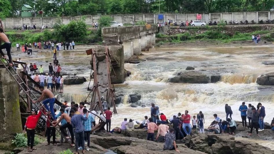 ৩ মাস ধরে বন্ধ ছিল পুণের ব্রিজ, মানুষের অ্যাডভেঞ্চারই কি বিপদ ডেকে আনল? ৩ মাস ধরে বন্ধ ছিল পুণের ব্রিজ, মানুষের অ্যাডভেঞ্চারই কি বিপদ ডেকে আনল?