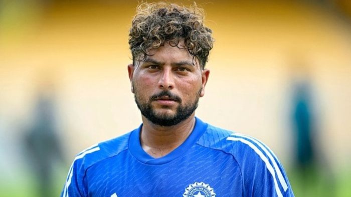 ভারতের কুলদীপ যাদব ১৭ সেপ্টেম্বর, ২০২৪ তারিখে চেন্নাইয়ের এমএ চিদাম্বরম স্টেডিয়ামে বাংলাদেশের বিরুদ্ধে তাদের প্রথম ক্রিকেট টেস্ট ম্যাচের আগে অনুশীলনে যোগ দিচ্ছেন।