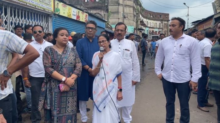 যাঁদের দোকান পুরো জ্বলেছে, তাঁদের ১ লক্ষ টাকা এবং নতুন দোকান দেওয়া হবে: মুখ্যমন্ত্রী।