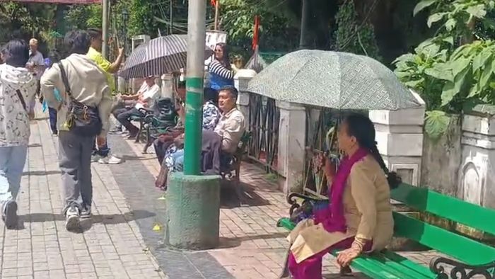 শৈল শহর দার্জিলিংয়ে গরমে নাজেহাল পর্যটকরা