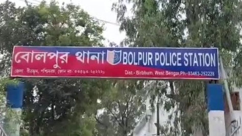 বিতর্কে বোলপুর থানা, বালি বোঝাই গাড়ি জোর করে আটকে রাখার অভিযোগ বিতর্কে বোলপুর থানা, বালি বোঝাই গাড়ি জোর করে আটকে রাখার অভিযোগ