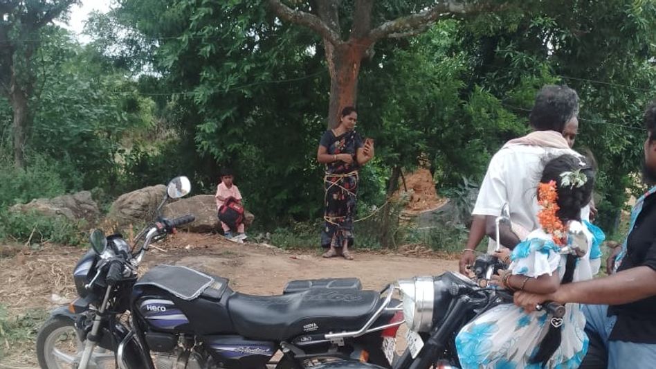 ঋণের টাকা দিতে না পারায় মাকে গাছে বেঁধে মারছে, ফ্যালফ্যাল করে তাকিয়ে ছোট্ট ছেলে ঋণের টাকা দিতে না পারায় মাকে গাছে বেঁধে মারছে, ফ্যালফ্যাল করে তাকিয়ে ছোট্ট ছেলে