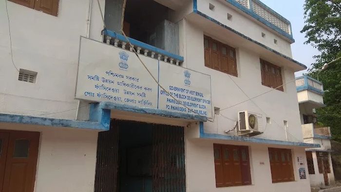 শিলিগুড়িতে তৃণমূল প্রধানের বিরুদ্ধে অনাস্থা দলেরই নির্বাচিত ১৬ সদস্যের