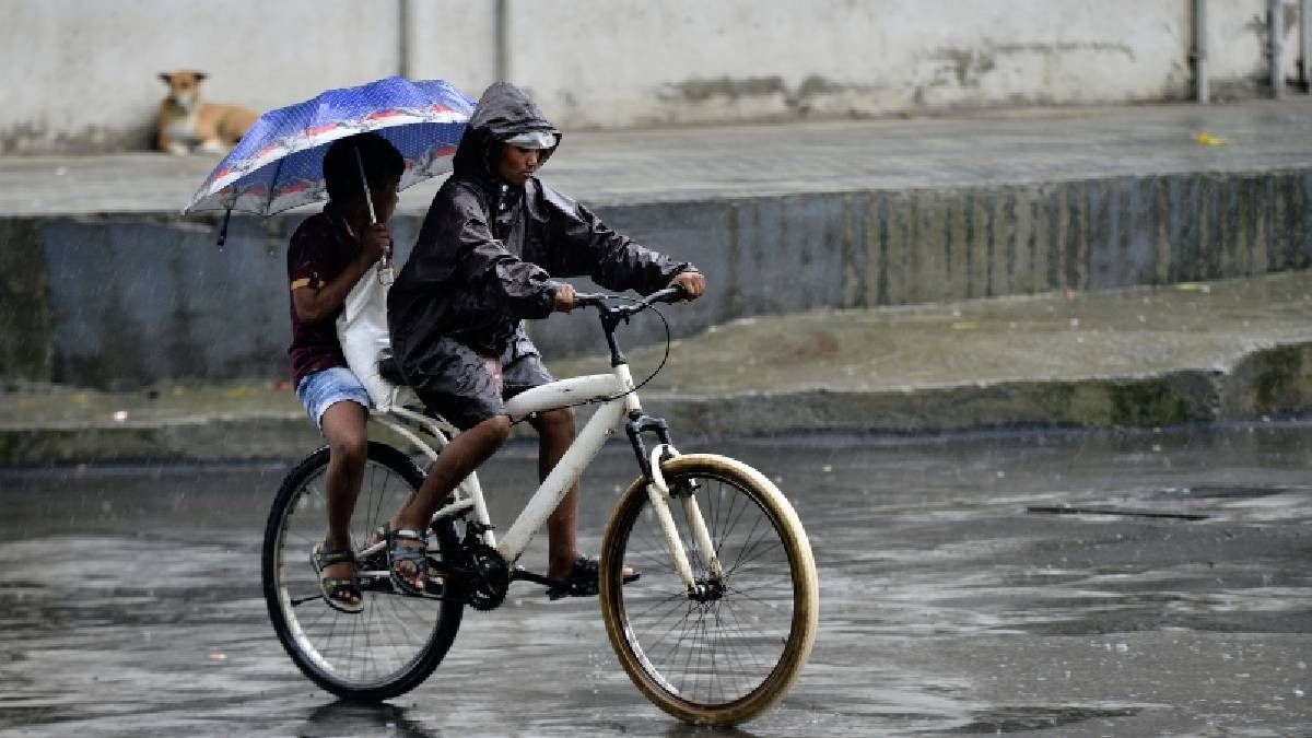 নিম্নচাপ এগোচ্ছে কোন দিকে? ১১ জেলায় অতি ভারী বৃষ্টির সতর্কতা নিম্নচাপ এগোচ্ছে কোন দিকে? ১১ জেলায় অতি ভারী বৃষ্টির সতর্কতা