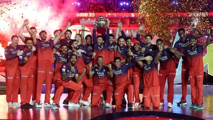 IPL-এ ম্যাচ জেতার মুহূর্তেও ইতিহাস তৈরি করেছেন RCB, বিরাটদের জয়ে মুগ্ধ বিশ্ব