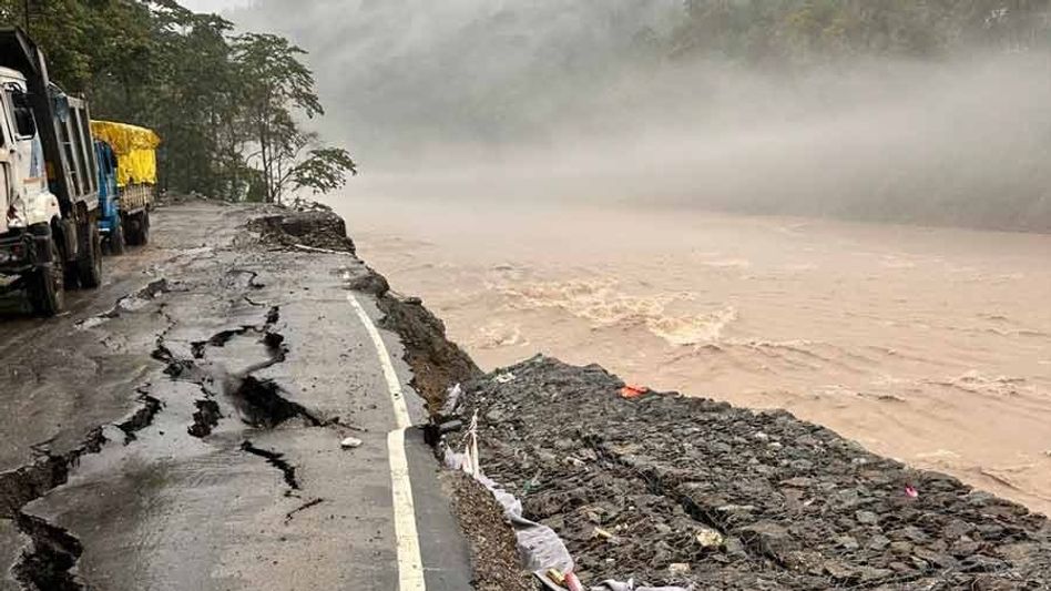 বৃষ্টিতে বিপর্যস্ত সিকিম-কালিম্পংগামী জাতীয় সড়ক, গড়িয়ে পড়ছে বড় বড় পাথর বৃষ্টিতে বিপর্যস্ত সিকিম-কালিম্পংগামী জাতীয় সড়ক, গড়িয়ে পড়ছে বড় বড় পাথর
