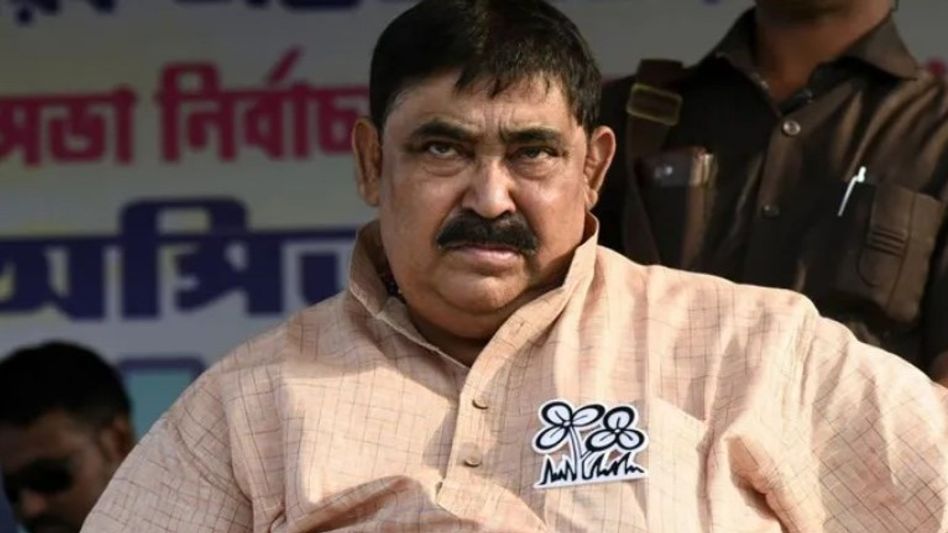 পুলিশকে গালিগালাজ কাণ্ডে অনুব্রতে 'ক্লিনচিট'? রিপোর্টে বিরক্ত NCW পুলিশকে গালিগালাজ কাণ্ডে অনুব্রতে 'ক্লিনচিট'? রিপোর্টে বিরক্ত NCW