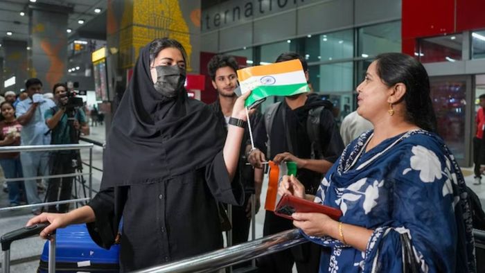 যুদ্ধের মধ্যেই আটকে পড়া ভারতীয়দের জন্য বড় সিদ্ধান্ত ইরানের, কী পরিস্থিতি?