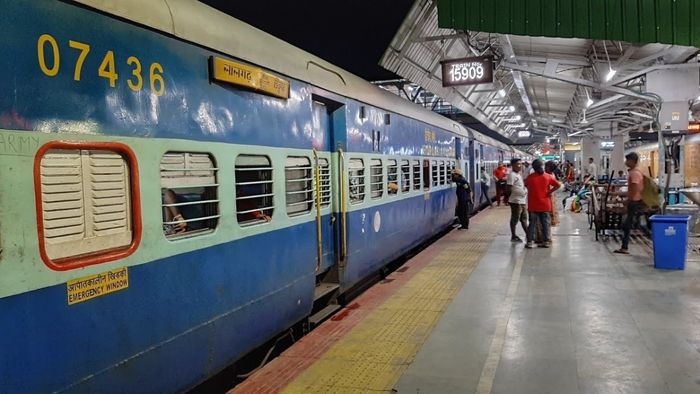 এনজেপিগামী অবধ-অসম এক্সপ্রেসে ধাক্কা মারল ট্রলি, বড় বিপদ থেকে রক্ষা