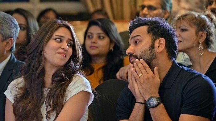 ফ্রেমে টিম ইন্ডিয়ার অধিনায়ক রোহিত শর্মা (বামে) এবং তার স্ত্রী ঋতিকা সাজদেহ