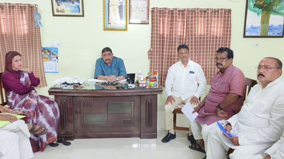 'কোনও কোন্দল নেই', অনুব্রত-কাজলকে পাশে বসিয়ে বার্তা TMC-র কোর কমিটির 'কোনও কোন্দল নেই', অনুব্রত-কাজলকে পাশে বসিয়ে বার্তা TMC-র কোর কমিটির