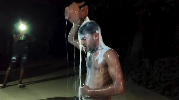 মুর্শিদাবাদে যুবকের দুধে স্নান।-ফাইল ছবি