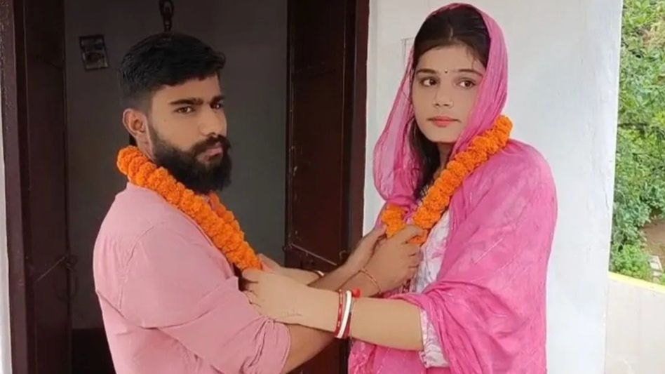 ভাইপোর প্রেমে স্বামী-সন্তান ফেলে ঘরছাড়া কাকিমা, মন্দিরে বিয়ে, এলাকায় চাঞ্চল্য ভাইপোর প্রেমে স্বামী-সন্তান ফেলে ঘরছাড়া কাকিমা, মন্দিরে বিয়ে, এলাকায় চাঞ্চল্য