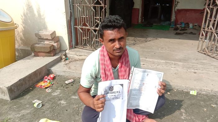 স্ত্রীর জন্য ধর্নায় বসলেন যুবক।