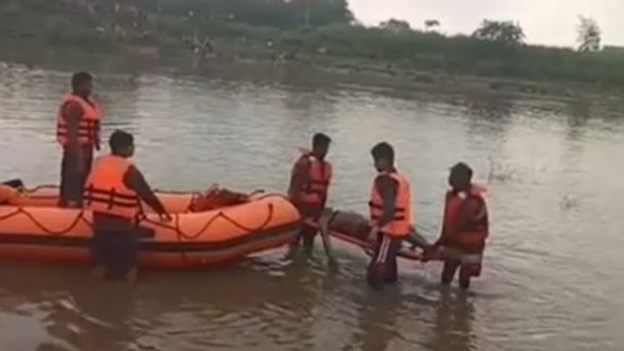 দ্বারকেশ্বর নদে নেমে তলিয়ে গেল ৩ পড়ুয়া।-ভিডিও থেকে নেওয়া ছবি