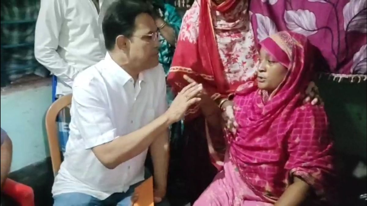 হুমায়ূন কবীরকে টাকা ফিরিয়ে দিচ্ছেন তামান্নার মা।-ভিডিও থেকে নেওয়া ছবি