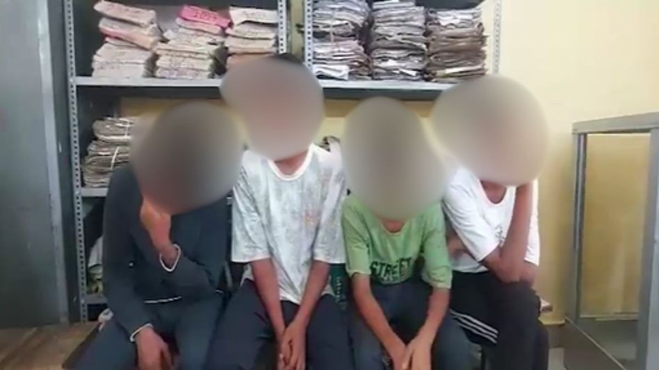 ইনস্টাগ্রামে পরিচয়, কিশোরীকে হোটেলে ডেকে এনে গণধর্ষণ, ধৃত ৪ নাবালক ইনস্টাগ্রামে পরিচয়, কিশোরীকে হোটেলে ডেকে এনে গণধর্ষণ, ধৃত ৪ নাবালক