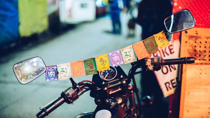 বাইকে এই পাঁচ রঙের পতাকা কেন লাগানো হয়, এর মানে কী?