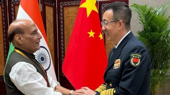 চিনা প্রতিরক্ষামন্ত্রী অ্যাডমিরাল ডং জুনের সঙ্গে দ্বিপাক্ষিক বৈঠক করেন রাজনাথ।